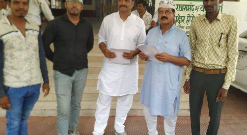 नैनपुरिया में नया पोलिंग बूथ के लिए जिला कलेक्टर को सौंपा ज्ञापन