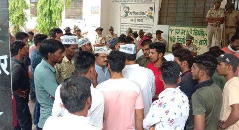 अग्निपथ योजना के पुनर्विचार के लिए प्रदर्शन कर राष्ट्रपति के नाम जिला कलेक्टर को सौंपा ज्ञापन