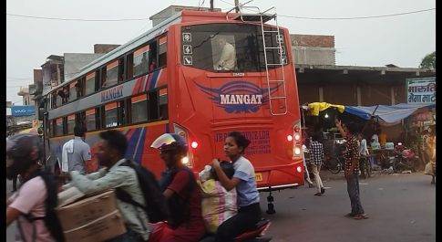 इन वाहनों में भूसों की तरह भरी जा रही है नेपाली सवारियां