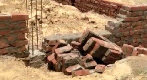 नवनिर्मित दिवार को दबंगों ने ढ़हां दिया