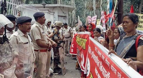 पचासों गांवों के सैकड़ों लोगों ने एसईसीएल के गेवरा मुख्यालय पर डाला डेरा, अधिकारी-कर्मचारी ऑफिस में फंसे, रात को भी जारी रहेगा घेराव