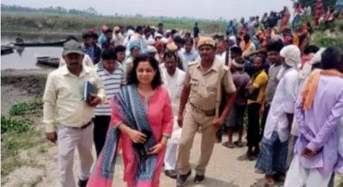 कुशीनगर।उपजिलाधिकारी ने बांध का निरीक्षण कर पुलिया बनाने का दिया निर्देश