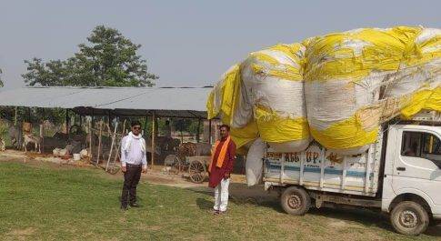 डीएम के भूसादान अभियान को दानवीरों ने लगाये पंख
