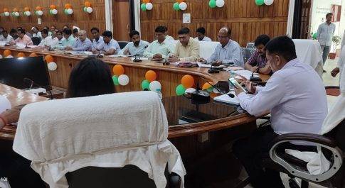 डीएम की अध्यक्षता में सम्पन्न हुई विकास कार्यों की मासिक समीक्षा बैठक