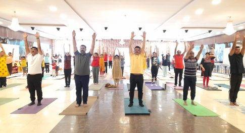 वूमेन फॉर विज़डम के तत्वावधान में बनसरिता रिसार्ट में आयोजित हुआ योगाभ्यास कार्यक्रम