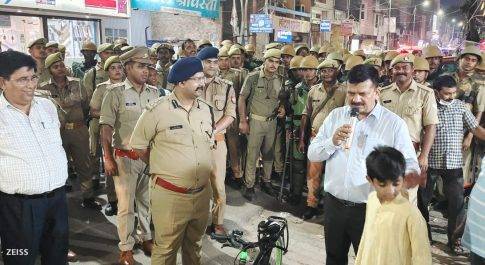 डीएम डॉ. दिनेश चन्द्र के प्रयास से बच्चे के चेहरे पर आई मुस्कान  साईकिल का बदलवाया ट्यूब, मन लगकार पढ़ने की दी नसीहत