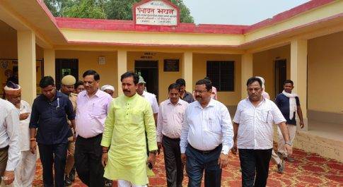 सामुदायिक शौचालय व पंचायत भवन का श्रम मंत्री अनिल राजभर ने किया निरीक्षण