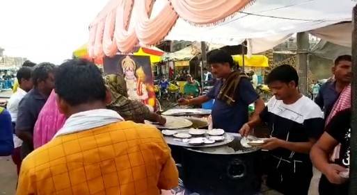 रुपईडीहा कस्बे में बड़े मंगलवार पर हनुमान भक्तों ने जगह जगह भंडारों का आयोजन कर प्रसाद वितरित किया