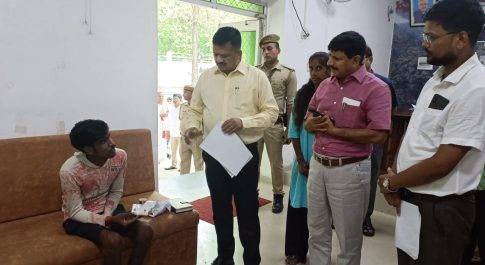 बहन की मार्मिक अपील पर दिव्यांग भाई की मदद को आगे आये जिलाधिकारी