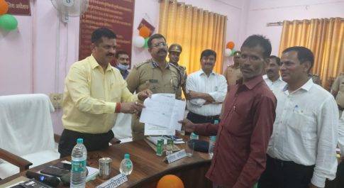 समाधान दिवस में नाबालिग आया फरियादी बालिग बन गया वापस  डीएम के निर्देश पर तत्काल निस्तारित हुआ प्रकरण