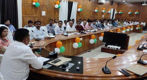 मनरेगा अन्तर्गत संचालित विभिन्न गतिविधियों की डीएम ने की समीक्षा