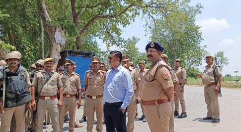 कानून एवं शान्ति व्यवस्था के लिए भ्रमणशील रहे डीएम व एसएसपी टर्नआउट के लिए डीएम के हाथों पुरस्कृत हुए 03 जवान