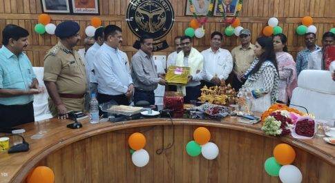 स्थानान्तरित उप जिलाधिकारी सदर को दी गयी भावभीनी विदाई