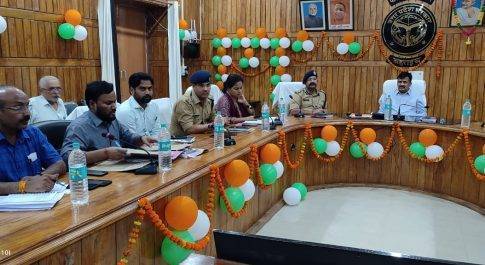 बस एवं टैक्सी आपरेटर्स यूनियन के साथ डीएम व एसएसपी ने की बैठक