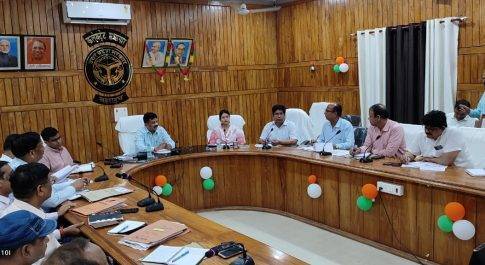 अधिक से अधिक भूसा दान करायें खण्ड विकास अधिकारी: जिलाधिकारी