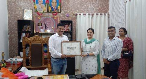 जनपद पहुंचने पर डीएम को सीडीओ व अन्य ने दी बधाई