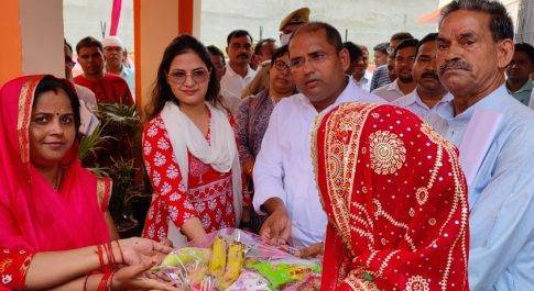 परिवार रजिस्टर के डिजिटाईज़ेशन कार्य के लिए बहराइच सहित 05 जनपद चयनित  निदेशक पंचायत राज ने किया ग्राम डीहा का भ्रमण
