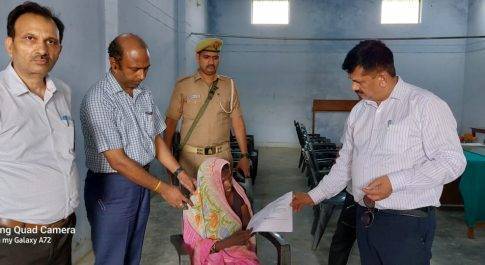 जिलाधिकारी से फरियादी को मिला न्याय, सौपी दुरूस्त खतौनी