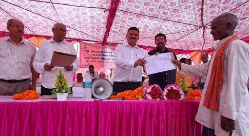 बाढ़ से निपटने के लिए मुस्तैद है जिला प्रशासन: डीएम  15 लोगों को वितरित की गयी घरौनी