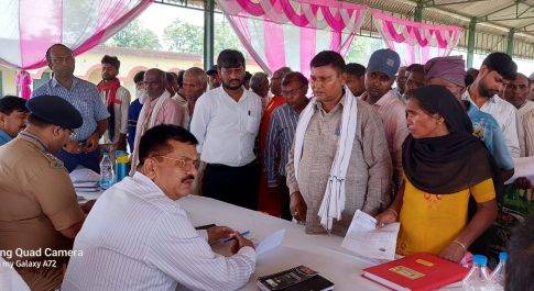 तहसीलों में सम्पन्न हुआ सम्पूर्ण समाधान दिवस अवतार अली से अवतार बना खातेदार सौपी गयी दुरूस्त खतौनी की नकल