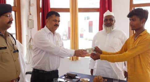 थाना फखरपुर के फॉलोवर को स्वच्छता के लिए मिला इनाम ,डीएम डॉ. दिनेश चन्द्र ने किया पुरस्कृत