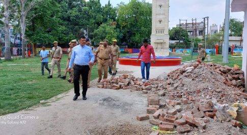 डीएम व एसएसपी ने घंटाघर का किया भ्रमण पुलिस चौकी, पुलिस बूथ व शौचालय के मरम्मत कार्य का लिया जायजा