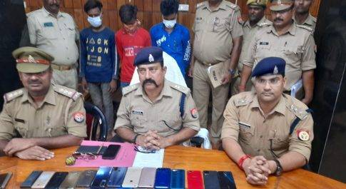 3 नफर अभियुक्त गिरफ्तार मय बरामद शुदाएक डिब्बे में 30अदद मोबाइल