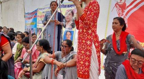 पूरे प्रदेश में आंगनबाड़ी कार्यकर्ता-सहायिका तीन दिनी हड़ताल पर, कहा : बंधुआ मजदूरी नहीं करेंगे, लाठीतंत्र के खिलाफ लड़ेंगे