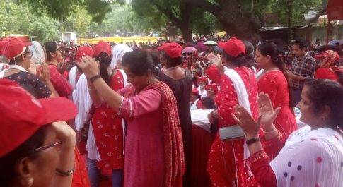 आंगनबाड़ी अधिकार महापड़ाव में हजारों की हिस्सेदारी, सुप्रीम कोर्ट के फैसले को लागू करने की मांग