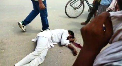 भीषण गर्मी में एक युवक सड़क पर अचानक गिरने से सर फटा,हालत गंभीर होने पर लोगों ने अस्पताल पहुंचाया
