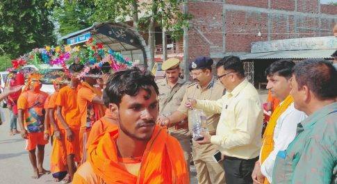 कानून एवं शान्ति व्यवस्था के लिए भ्रमणशील रहे डीएम व एसएसपी  कैसरगंज में कावड़ यात्रियों को वितरित किया प्रसाद