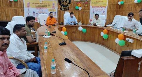 विजयी विश्व तिरंगा प्यारा, झण्डा ऊॅचा रहे हमारा’’ के सामूहिक गान से उत्साहित हुए कोटेदार