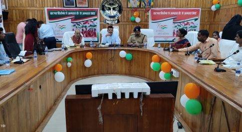 सम्मानित किये गये विभिन्न बोर्डाे के मेधावी छात्र-छात्राएं