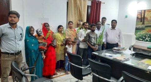 एडीएम ने प्रधानमंत्री आवास योजना(शहरी) के लाभार्थियों को वितरण किया पौधा,  पौधों की सुरक्षा पर भी विशेष ध्यान दिये जाने की दी हिदायत