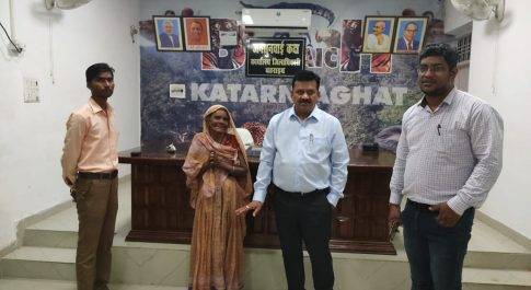 डीएम के जनता दर्शन में पहॅुची बुज़ुर्ग बधिर महिला को मिला श्रवण यन्त्र
