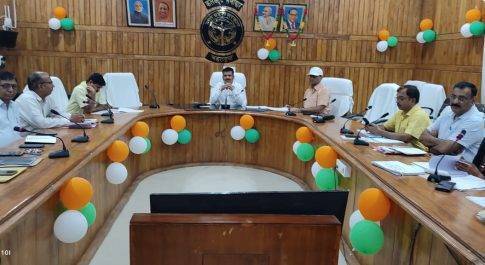 निर्माण कार्यो को समय से पूर्ण कराये कार्यदायी संस्था: जिलाधिकारी