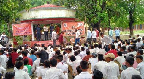 जिला आपदा प्रबन्धन प्राधिकरण के तत्वावधान में एनडीआरएफ टीम द्वारा आपदा प्रबंधन की दी गयी जानकारी