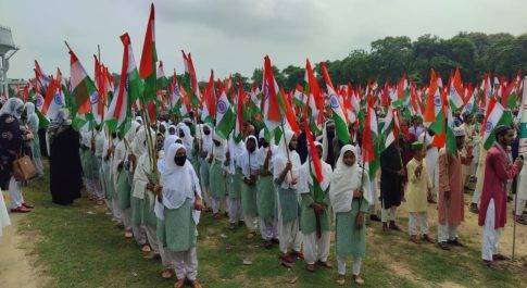 मदरसों के छात्र-छात्राओं ने नगर में निकाली विशाल तिरंगा यात्रा