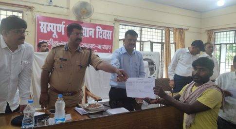 डीएम व एसपी ने 12 मृतक खातेदारों के वारिसान को सौंपी खतौनी