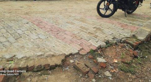 कच्ची रोड से भी अधिक बारिश में धस रहा है इंटरलॉकिंग निर्माण कार्य 