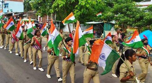विद्यालय के छात्र छात्राएं ने स्वतंत्रता दिवस पर भव्य प्रभात फेरी निकाली