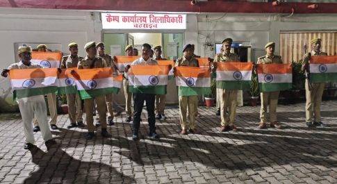 होमगार्ड विभाग को डीएम ने भेंट किया 1500 तिरंगा