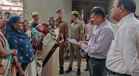 सीएचसी पयागपुर का डीएम ने किया औचक निरीक्षण  अनुपस्थित चिकित्सकों के विरूद्ध कार्रवाई करने के दिये निर्देश  कोविड टीकाकरण मेगा अभियान का लिया जायज़ा