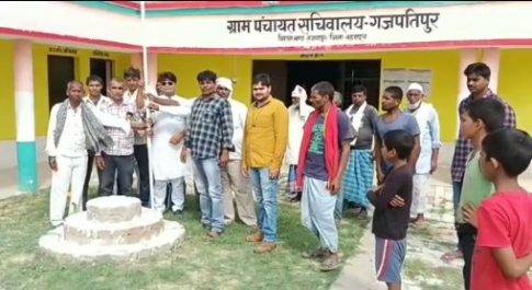 स्वतंत्रता दिवस की 75 वीं वर्षगांठ के मौके पर ग्राम प्रधान अबू अफसर ने फहराया तिरंगा