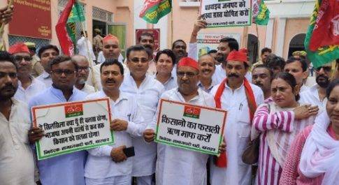 सपा कार्यकर्ताओं ने जनपद को सूखाग्रस्त घोषित करने के लिए जिलाधिकारी को सौंपा ज्ञापन