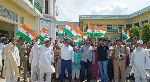 मदरसा दारूल फिक्र में डीएम व एसएसपी के नेतृत्व में आयोजित हुई तिरंगा यात्रा  झण्डा गीत ‘‘विजयी विश्व तिरंगा प्यारा’’ का हुआ सामूहिक गायन