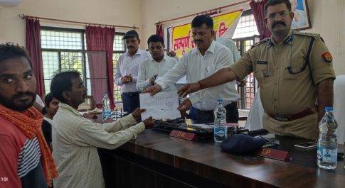 डीएम व एसपी ने 16 मृतक खातेदारों के वारिसान को सौंपी खतौनी