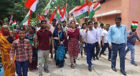 नगर विकास अभिकरण के लाभार्थियों द्वारा निकाली गई तिरंगा यात्रा