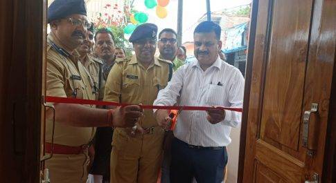 पुलिस सहायता केन्द्र शंकरपुर चौराहा का डीएम व एसएसपी ने किया उद्घाटन  झण्डा गीत का हुआ सामूहिक गान  थाना नवाबगंज का भी किया निरीक्षण