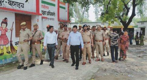 डीएम व एसपी ने किया ग्राम बसन्तपुर का भ्रमण  पंचायत उप निर्वाचन के मतदान का व्यवस्थाओं का लिया जायज़ा